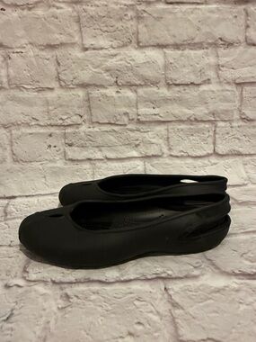 Crocs Women's Olivia II flats ballet-inspired design with a slingback woman’s 9